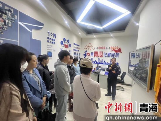 图为组织学员赴城西区胜利路街道北商业巷社区了解穿警服的社区副书记工作模式。共和县政法委供图 图为组织学员赴城西区胜利路街道北商业巷社区了解穿警服的社区副书记工作模式。共和县政法委供图