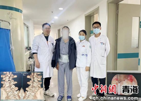 图为治疗团队跟患者合影。上海援青团队 供图 图为治疗团队跟患者合影。上海援青团队 供图