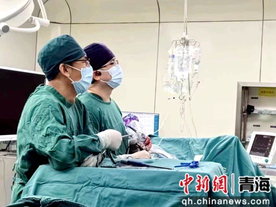 图为治疗过程。上海援青团队供图 图为治疗过程。上海援青团队供图