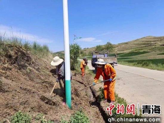 图为村民正在清理村道。马永盛 摄 图为村民正在清理村道。马永盛 摄