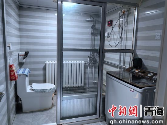 图为改造后的水冲式厕所。马永盛 摄 图为改造后的水冲式厕所。马永盛 摄