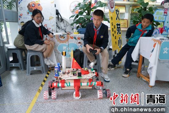 图为小学生操控制作的《外星球探测车》。 马铭言 摄 图为小学生操控制作的《外星球探测车》。 马铭言 摄