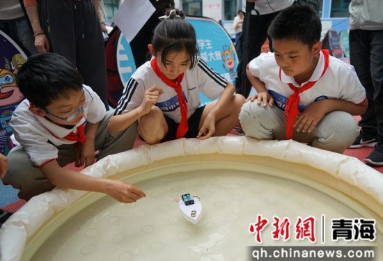 图为小学生进行小组合作赛实验,制造一艘小船,并进行动力测试。 马铭言摄 图为小学生进行小组合作赛实验,制造一艘小船,并进行动力测试。 马铭言摄