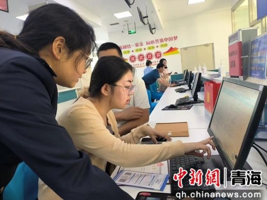 图为导税员为新办企业办税人辅导办税流程。吴钰莹摄 图为导税员为新办企业办税人辅导办税流程。吴钰莹摄