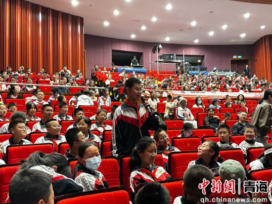 图为学生与主创（主演）现场交流。祁绣娟 摄