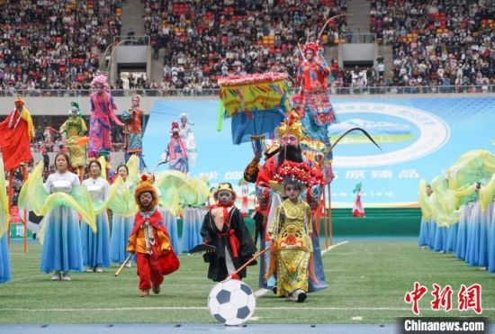 图为开幕式现场,高跷表演。马铭言摄 图为开幕式现场,高跷表演。马铭言摄