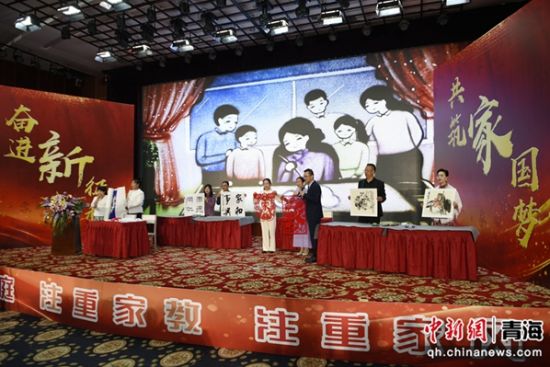 图为家庭才艺表演环节。马敏 摄 图为家庭才艺表演环节。马敏 摄