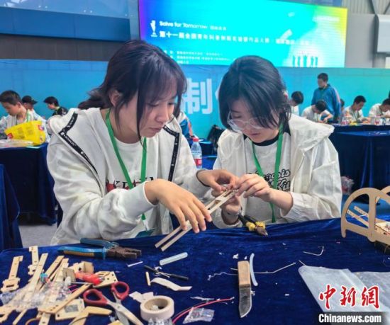 图为参赛选手正在制作“未来太空车”。　　　　祁增蓓摄