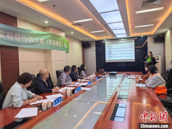 图为参赛选手通过现场问辩等方式，展示他们的创新成果。　　　　祁增蓓摄