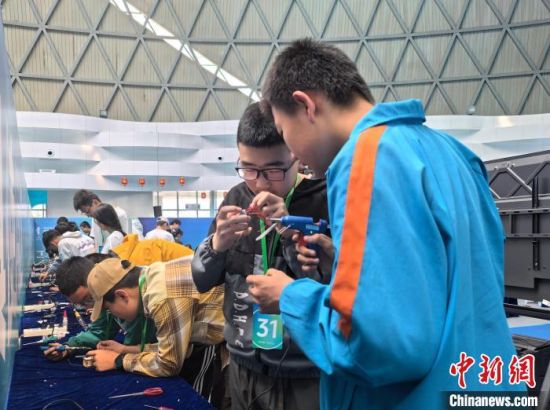 图为参赛选手正在制作“未来太空车”部分零件。　　　　祁增蓓摄