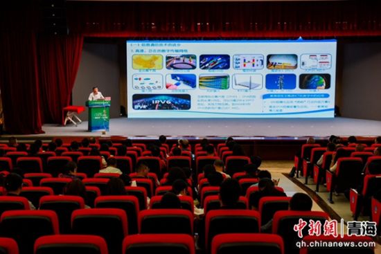 图为专家进行交流发言。 薛蒂 摄