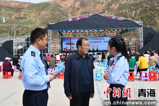 图为区局干部为千紫缘会计讲解残保金政策。莫鑫生摄 图为区局干部为千紫缘会计讲解残保金政策。莫鑫生摄