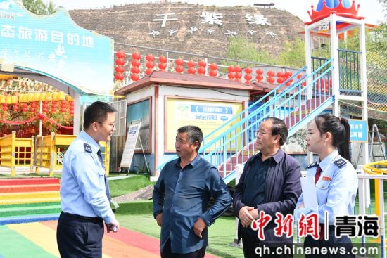 图为区局干部为李生贵讲解个人所得税优惠政策。莫鑫生摄 图为区局干部为李生贵讲解个人所得税优惠政策。莫鑫生摄