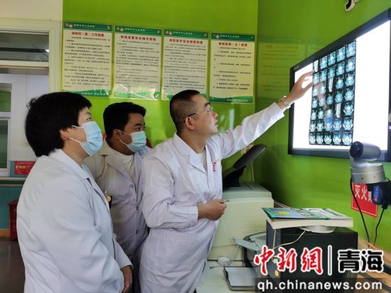 图为农工党医疗专家在拦隆口镇开展帮扶。农工党青海省委会供图 图为农工党医疗专家在拦隆口镇开展帮扶。农工党青海省委会供图