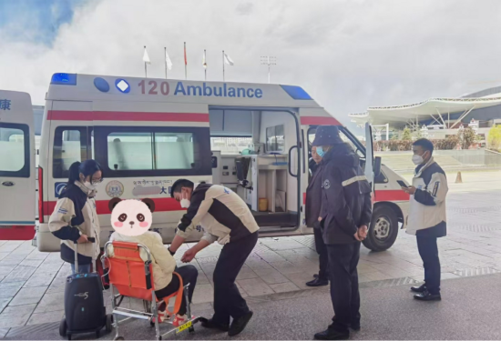 林女士通过绿色通道抵达机场登机口