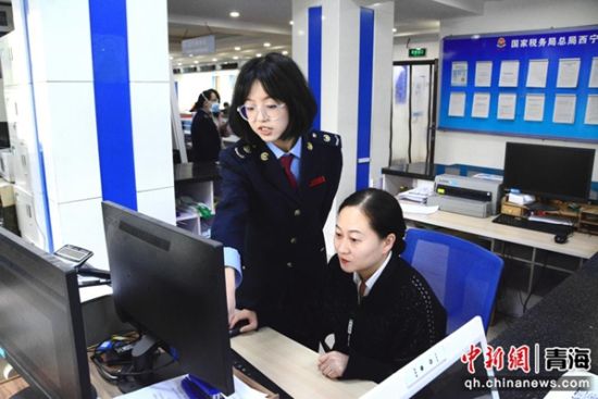 图为民营企业代表化身“税务体验师”了解后台系统运转模式。泽仁曲珍摄 图为民营企业代表化身“税务体验师”了解后台系统运转模式。泽仁曲珍摄