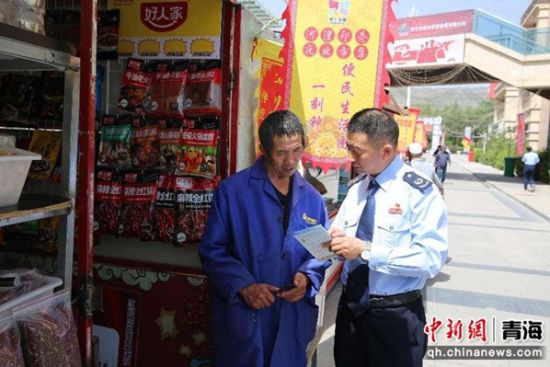 图为税务干部为辖区内个体工商户讲解税收优惠政策。刘露摄 图为税务干部为辖区内个体工商户讲解税收优惠政策。刘露摄