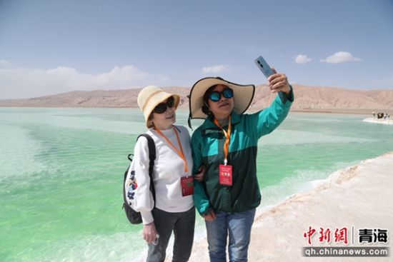 保菊英(左)与朋友在翡翠湖合影。 张忠苹 摄