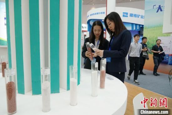 图为2023年6月7日,嘉宾在青海省举行的2023钾盐钾肥大会展馆内了解钾盐产品。 马铭言 摄 图为2023年6月7日,嘉宾在青海省举行的2023钾盐钾肥大会展馆内了解钾盐产品。 马铭言 摄