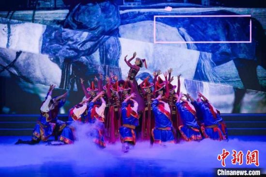 图为此次文化走亲活动中的专场演出。青海海西州文旅局供图 图为此次文化走亲活动中的专场演出。青海海西州文旅局供图