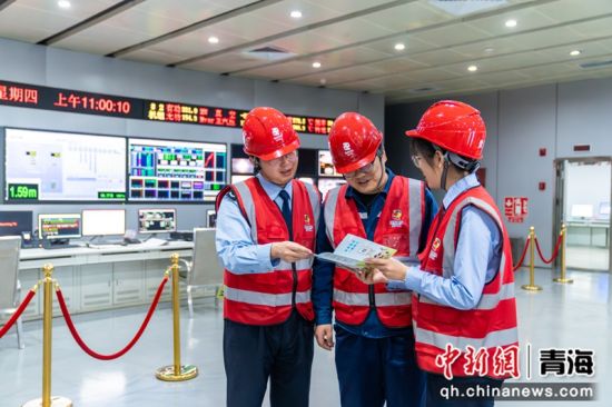 图为税务干部深入企业辅导税收政策。杨扬 摄 图为税务干部深入企业辅导税收政策。杨扬 摄