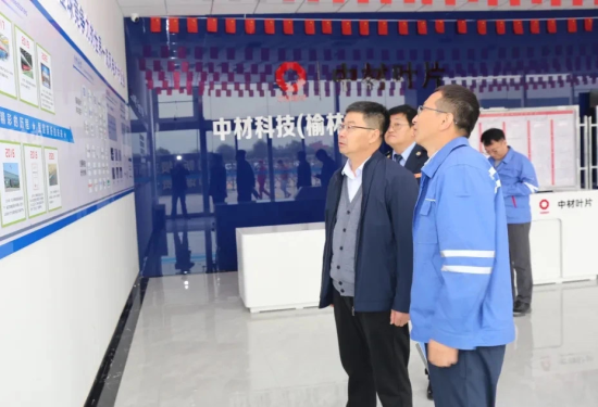 陕西税务部门干部围绕光伏产业涉税需求,“上门辅导”税惠政策 供图 国家税务总局陕西省税务局 陕西税务部门干部围绕光伏产业涉税需求,“上门辅导”税惠政策 供图 国家税务总局陕西省税务局
