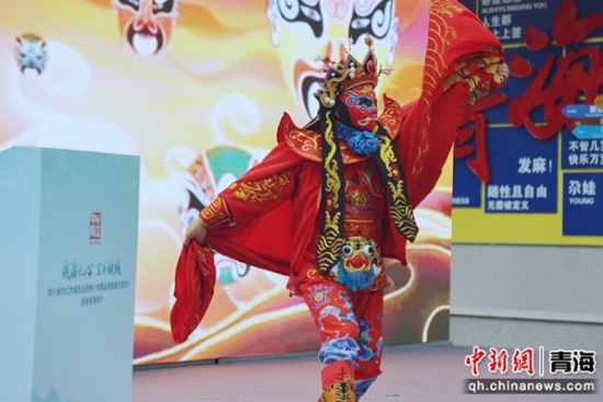 图为川剧变脸演出。张添福摄 图为川剧变脸演出。张添福摄