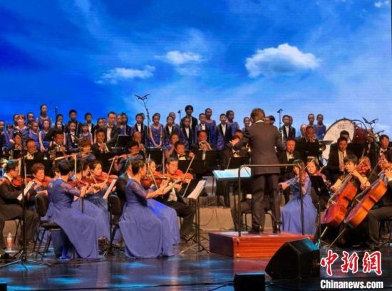 图为交响乐队的表演。陈宗淇 摄 图为交响乐队的表演。陈宗淇 摄