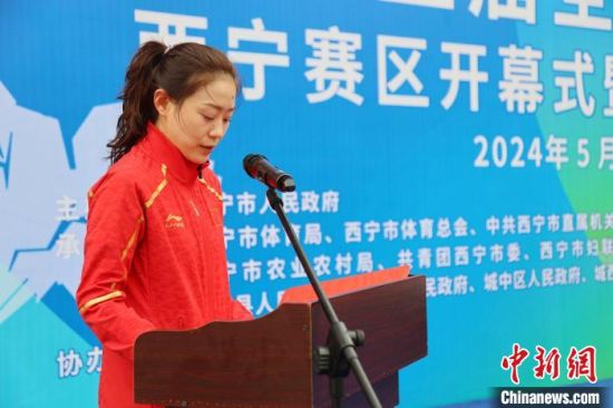 图为中国女子射击运动员、第18届雅加达亚运会10米气手枪冠军纪晓晶宣读全民健身倡议书。张添福 摄 图为中国女子射击运动员、第18届雅加达亚运会10米气手枪冠军纪晓晶宣读全民健身倡议书。张添福 摄