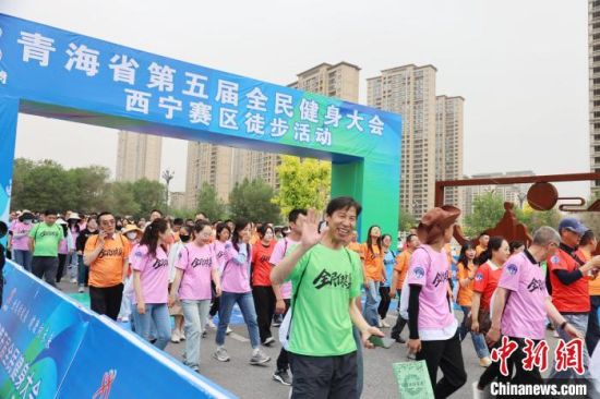 图为民众在西宁赛区参加徒步活动。张添福 摄 图为民众在西宁赛区参加徒步活动。张添福 摄