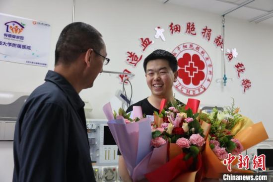 图为做造血干细胞捐赠前期准备的青海大学临床医学院的学生宋泽民。(右)张添福摄 图为做造血干细胞捐赠前期准备的青海大学临床医学院的学生宋泽民。(右)张添福摄