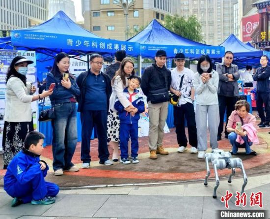 图为科技活动周现场,民众观看“火星狗”展演。 祁增蓓摄 图为科技活动周现场,民众观看“火星狗”展演。 祁增蓓摄