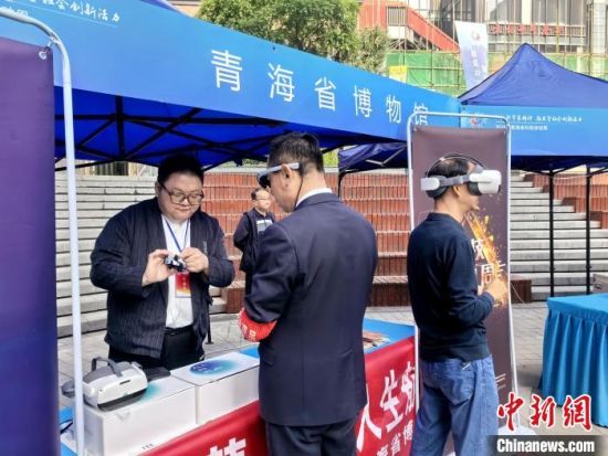 图为科技活动周现场,民众体验科技产品。 祁增蓓摄 图为科技活动周现场,民众体验科技产品。 祁增蓓摄