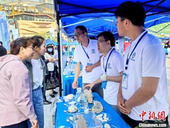 图为民众了解盐湖科研相关知识。 祁增蓓摄 图为民众了解盐湖科研相关知识。 祁增蓓摄