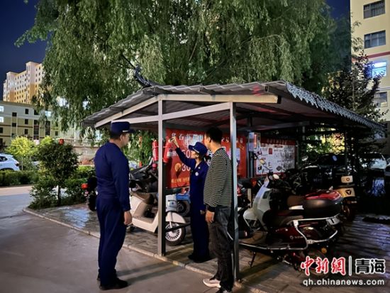图为省级检查组开展省级电动自行车安全隐患集中夜查行动。 杨龙建摄 图为省级检查组开展省级电动自行车安全隐患集中夜查行动。 杨龙建摄