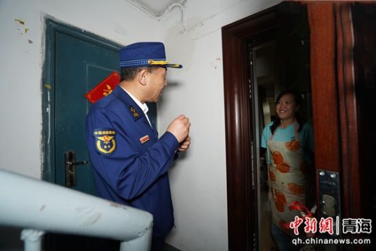 图为省级检查组敲门了解电动自行车“进楼入户”情况。 杨龙建摄 图为省级检查组敲门了解电动自行车“进楼入户”情况。 杨龙建摄