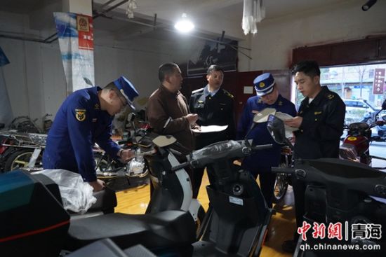 图为省级检查组开展省级电动自行车安全隐患集中夜查行动。 杨龙建摄 图为省级检查组开展省级电动自行车安全隐患集中夜查行动。 杨龙建摄
