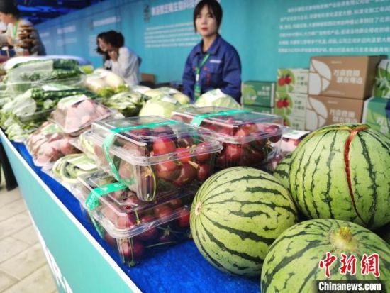 图为农畜凯发真人娱乐的产品展示。张添福 摄 图为农畜凯发真人娱乐的产品展示。张添福 摄
