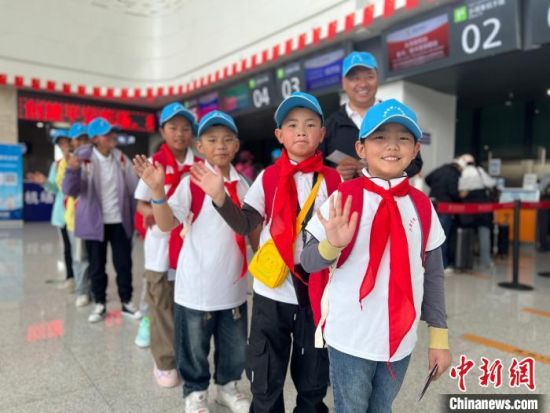 图为参加此次研学活动的学生。李江宁 摄 图为参加此次研学活动的学生。李江宁 摄