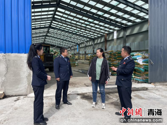 图为税务干部深入企业辅导税费优惠政策。郑亚姐摄 图为税务干部深入企业辅导税费优惠政策。郑亚姐摄