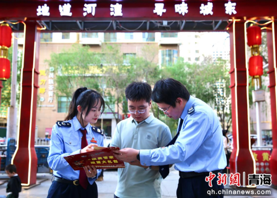 图为城东区税务局干部现场答疑解惑。泽仁曲珍摄 图为城东区税务局干部现场答疑解惑。泽仁曲珍摄