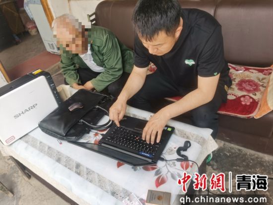 共和县公安局民警询问受害人。共和融媒供图 共和县公安局民警询问受害人。共和融媒供图