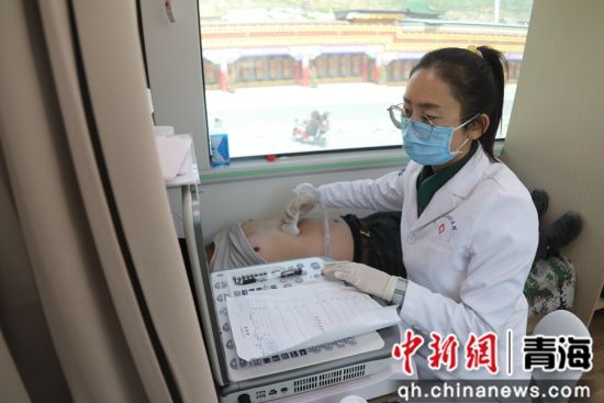 图为医疗队队员利用高原体检平台车载仪器给民众检查身体。 火光摄 图为医疗队队员利用高原体检平台车载仪器给民众检查身体。 火光摄