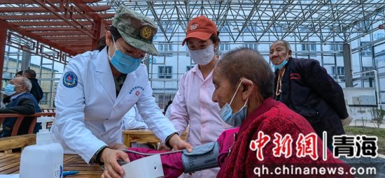 图为高原爱民模范医疗队深入敬老院开展查体治病。 火光摄 图为高原爱民模范医疗队深入敬老院开展查体治病。 火光摄