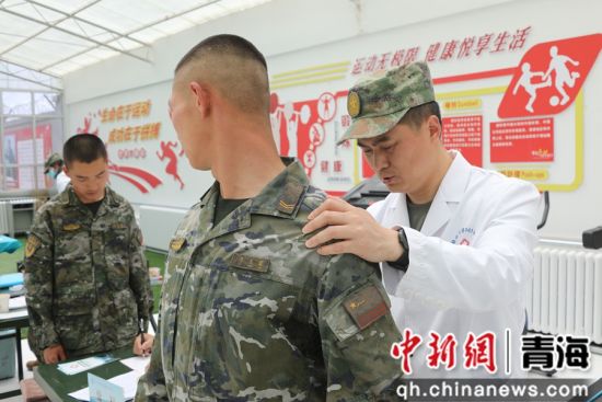 图为医疗队队员为武警官兵治疗训练伤。 火光摄 图为医疗队队员为武警官兵治疗训练伤。 火光摄