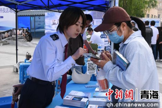 图为税务干部辅导纳税人体验网上办税流程。杜亚萍摄 图为税务干部辅导纳税人体验网上办税流程。杜亚萍摄
