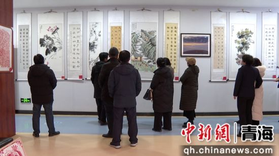 图为观众参观展览。乐都宣传部 供图 图为观众参观展览。乐都宣传部 供图