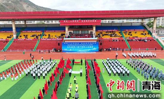 图为航拍运动会开幕式。尖扎融媒体 供图 图为航拍运动会开幕式。尖扎融媒体 供图