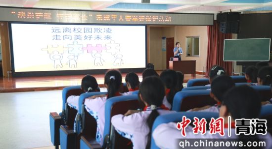 图为地方检察官为军娃授课辅导。冯伟 摄 图为地方检察官为军娃授课辅导。冯伟 摄