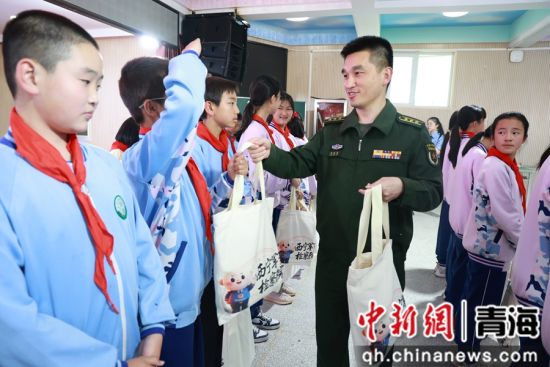 图为军地机关领导军娃发放法治文创产品。冯伟 摄 图为军地机关领导军娃发放法治文创产品。冯伟 摄